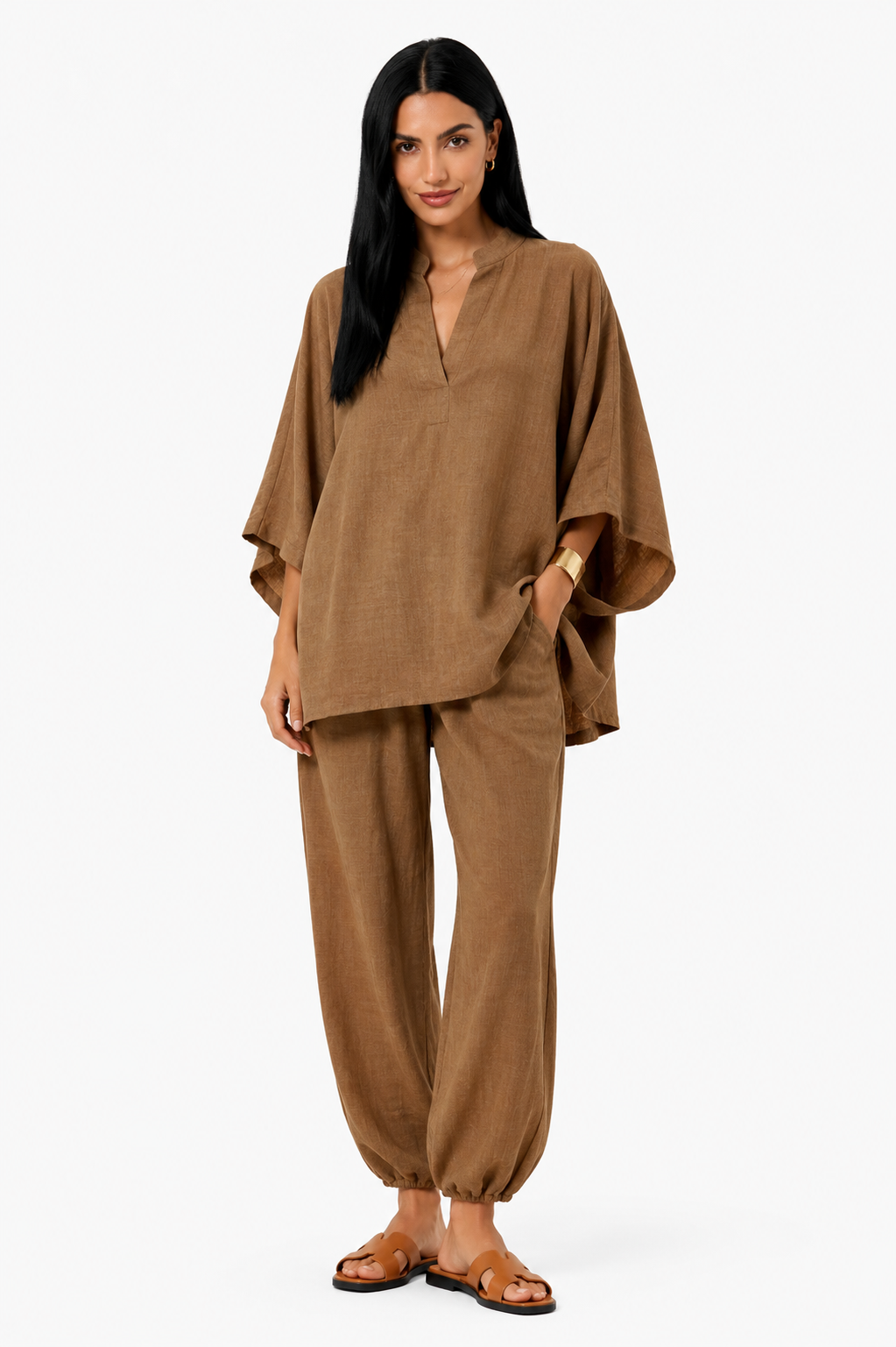Conjunto de blusa fluida y pantalón ancho para mujer de Vera Serrat, en tonos suaves, ideal para un estilo cómodo y elegante.