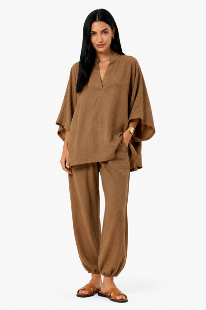 Conjunto de blusa fluida y pantalón ancho para mujer de Vera Serrat, en tonos suaves, ideal para un estilo cómodo y elegante.