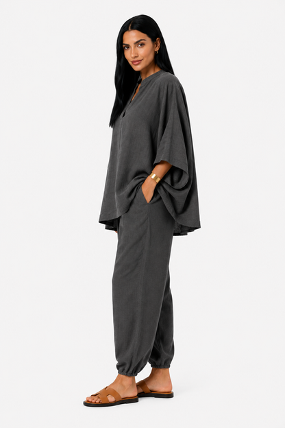 Conjunto de blusa fluida y pantalón ancho para mujer de Vera Serrat, en colores neutros y estilo cómodo.