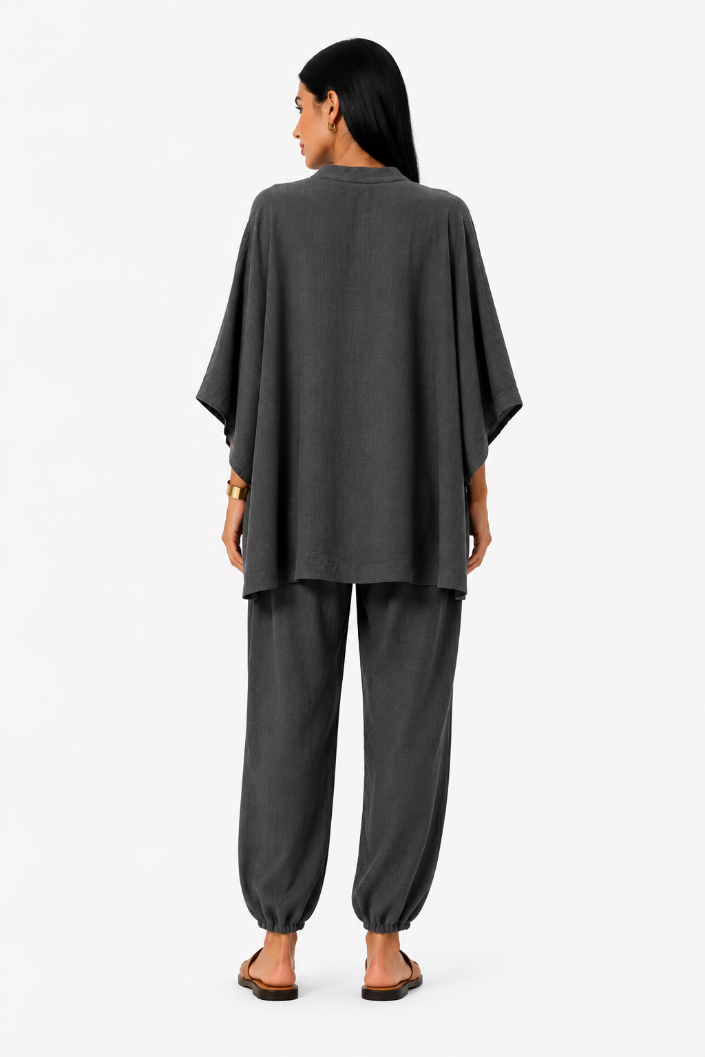 Conjunto de mujer Marina de Vera Serrat con blusa fluida y pantalón ancho en colores neutros, ideal para un estilo elegante y cómodo.