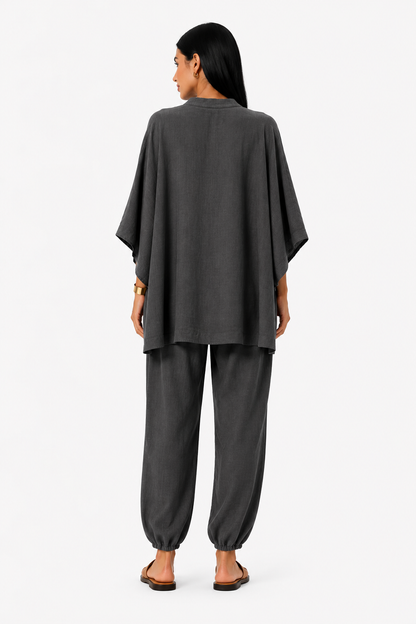 Conjunto de mujer Marina de Vera Serrat con blusa fluida y pantalón ancho en colores neutros, ideal para un estilo elegante y cómodo.