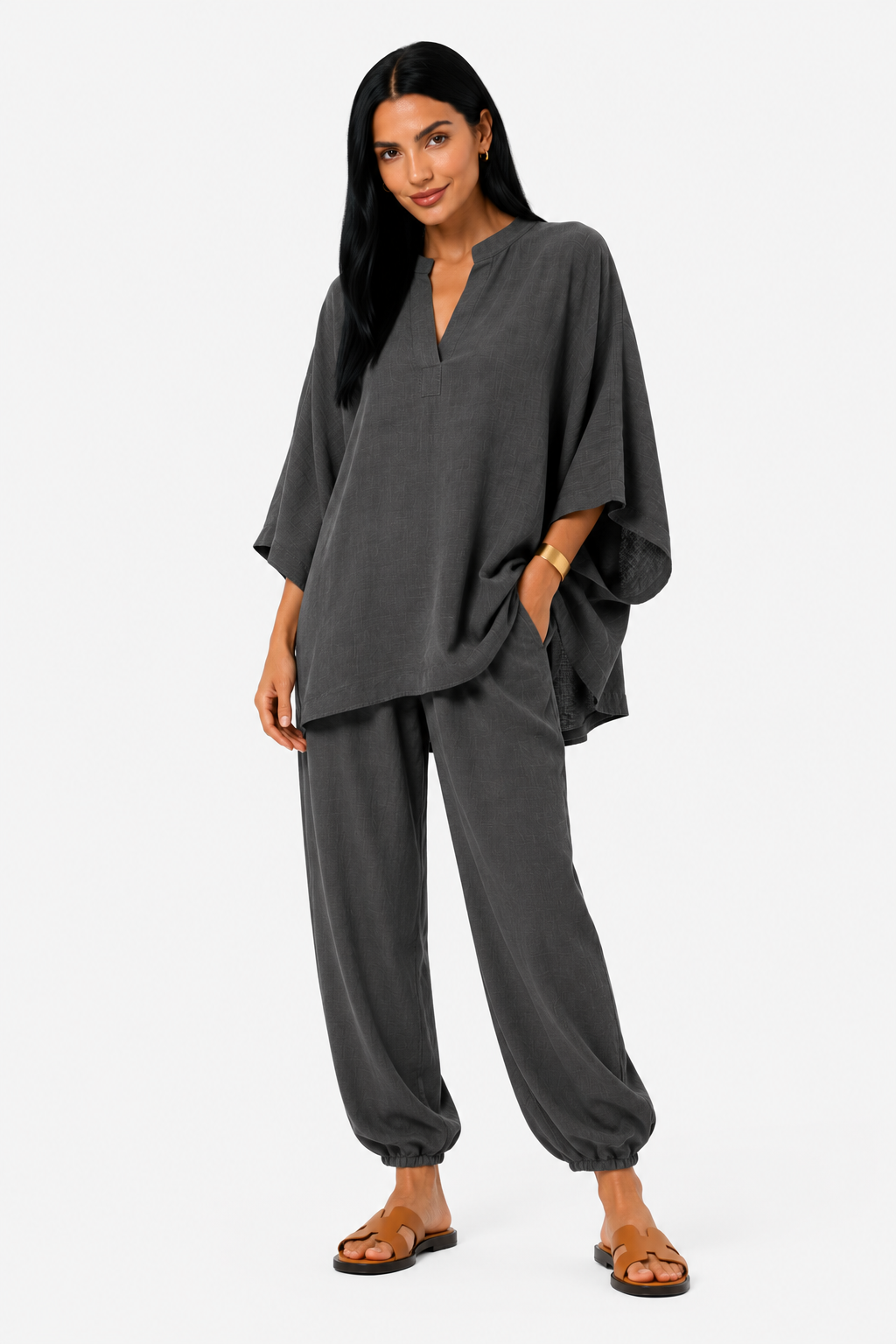 Conjunto de blusa fluida y pantalón ancho para mujer de Vera Serrat, en tonos suaves y estilo elegante.