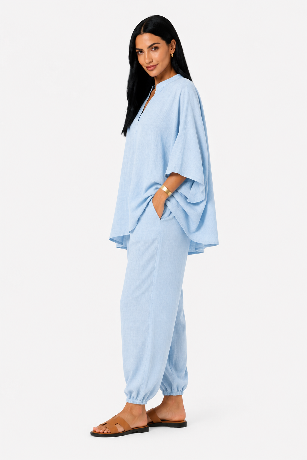 Conjunto de blusa fluida y pantalón ancho para mujer de Vera Serrat, en tonos suaves y estilo elegante.