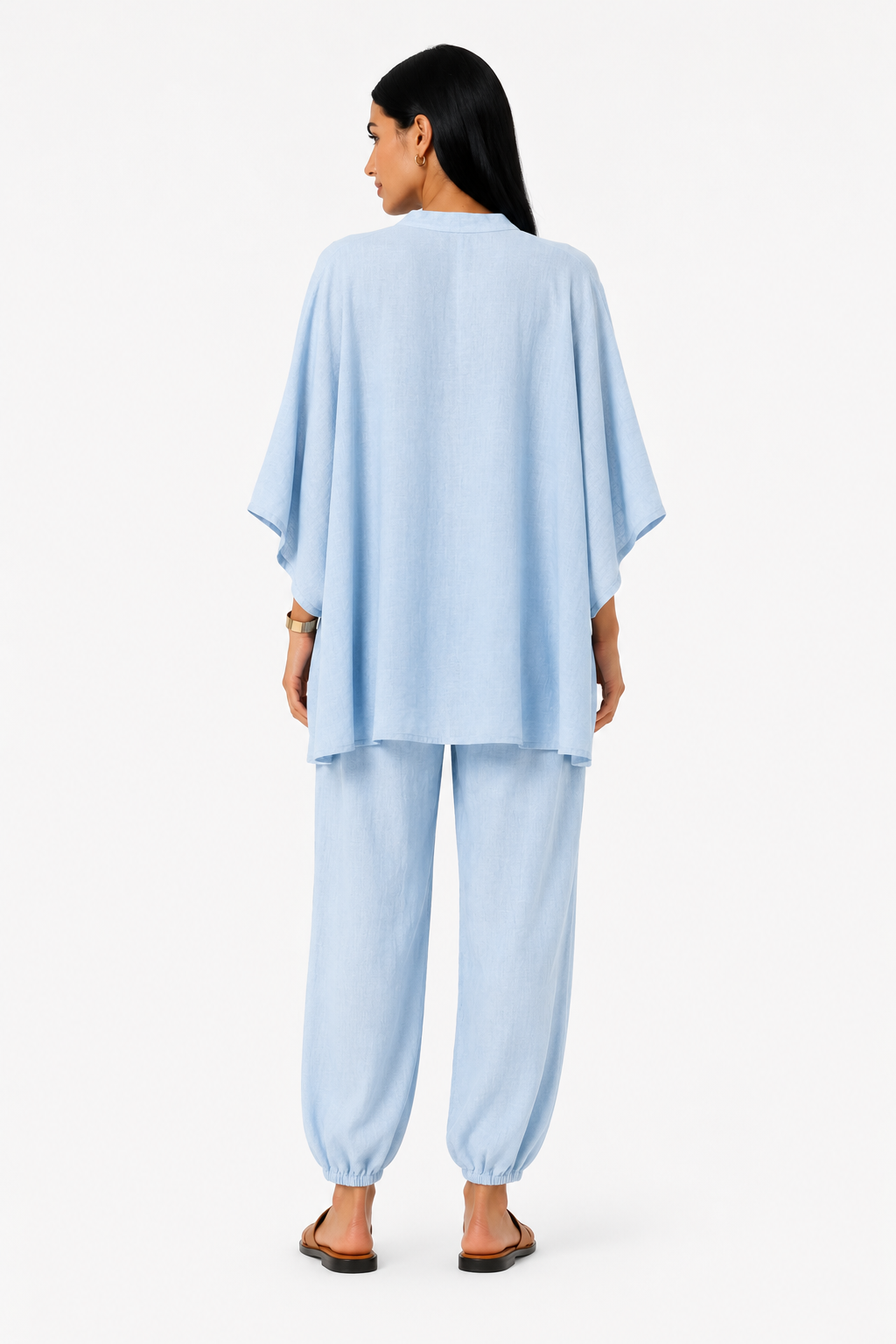 Blusa fluida y pantalón ancho para mujer de Vera Serrat, conjunto elegante y cómodo en tonos neutros.