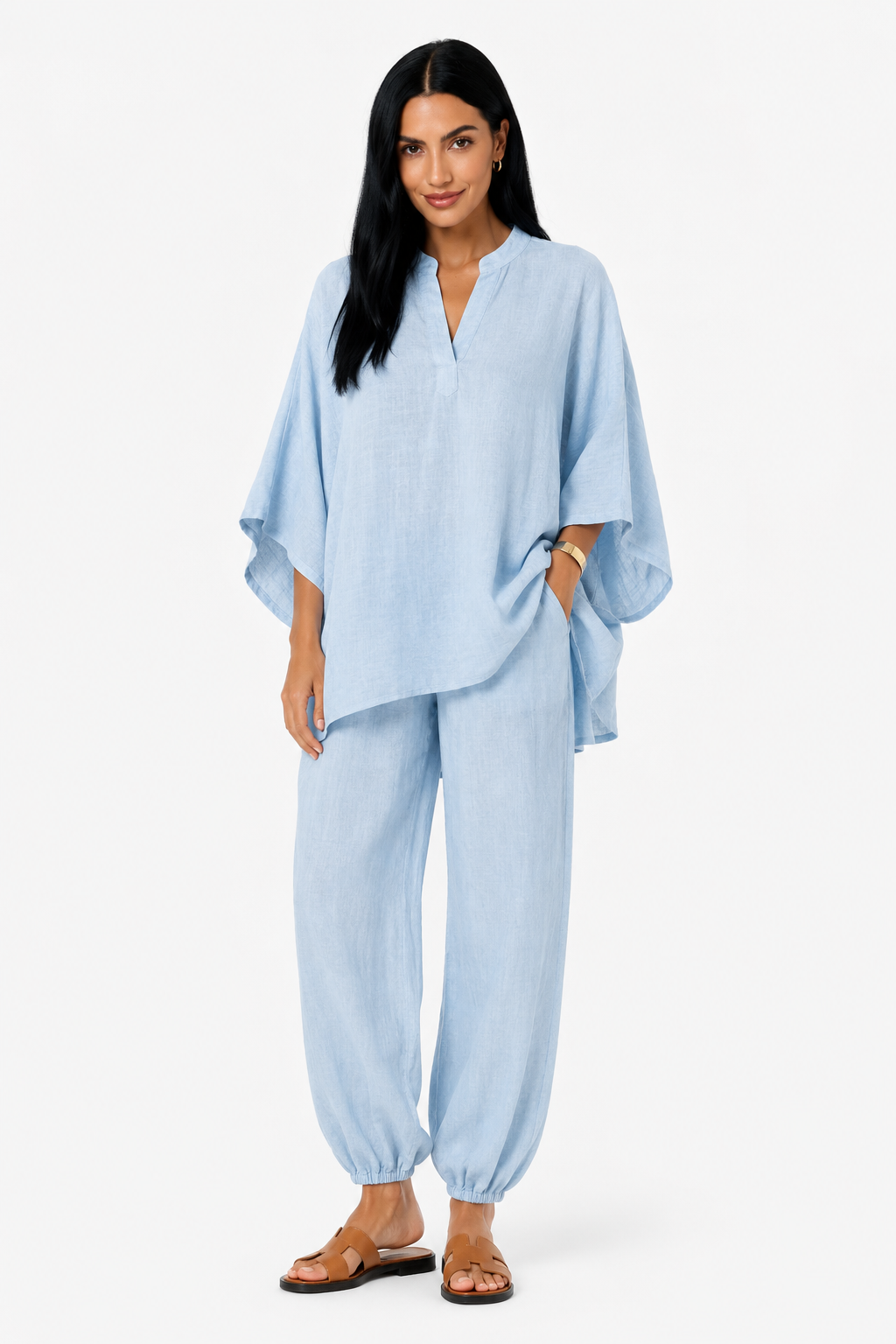 Conjunto de blusa fluida y pantalón ancho para mujer de Vera Serrat, con tela ligera y estilo elegante en color neutro.