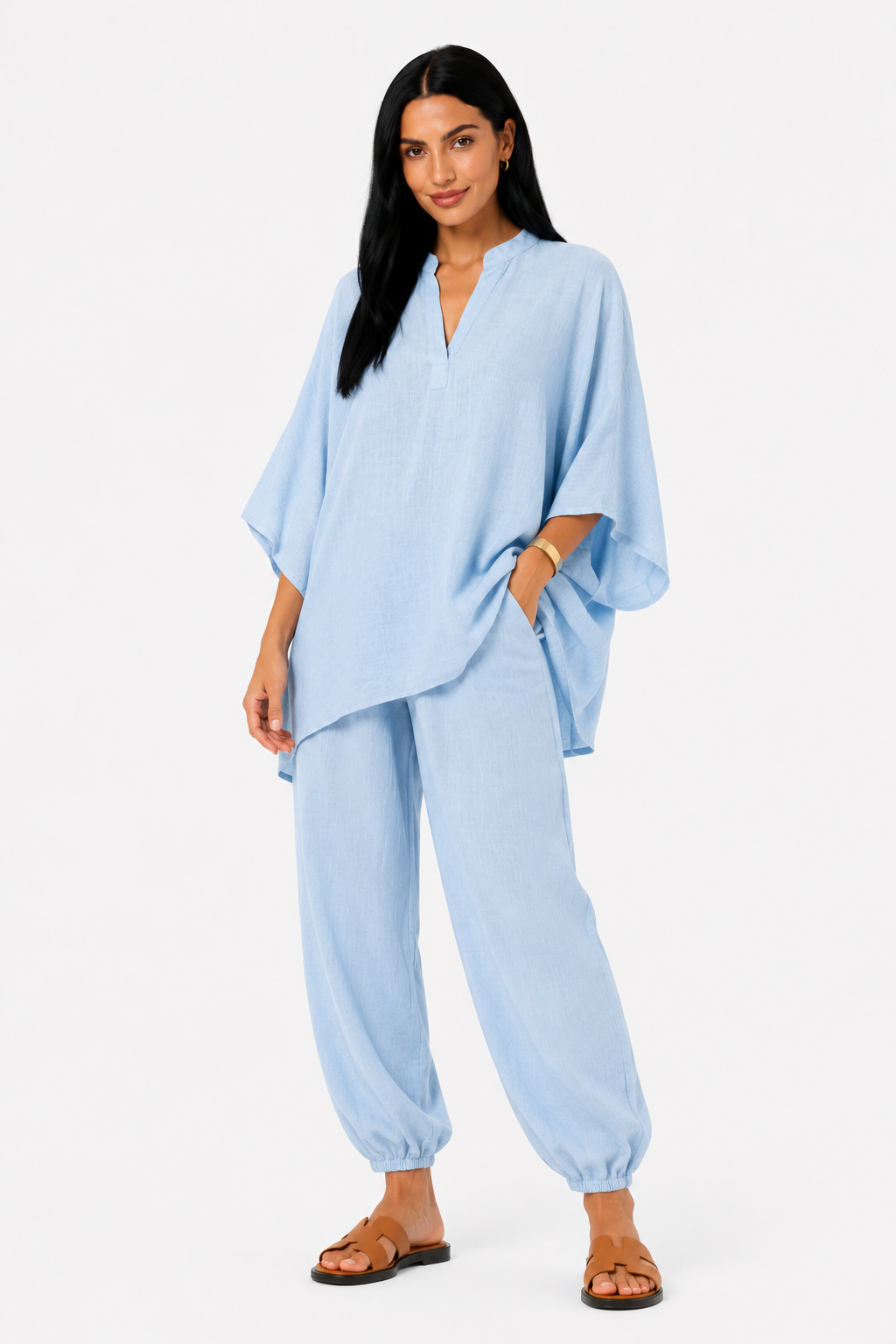 Conjunto de blusa fluida y pantalón ancho para mujer de Vera Serrat, en tonos suaves, ideal para un estilo elegante y cómodo.