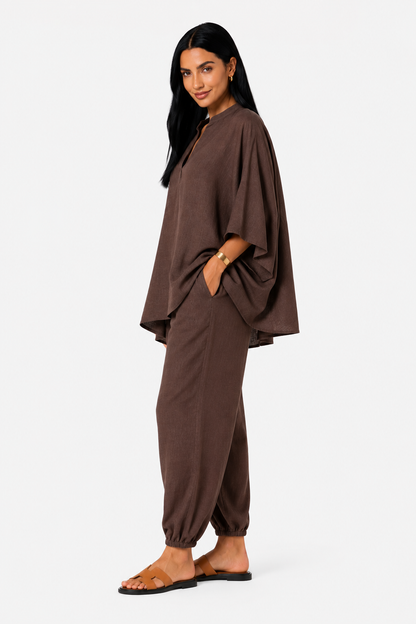 Conjunto de blusa fluida y pantalón ancho para mujer de Vera Serrat, en tonos suaves y estilo elegante.