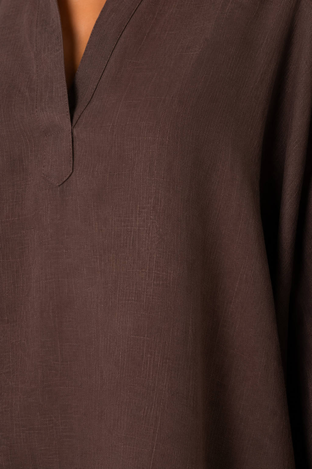 Blusa fluida de Vera Serrat y pantalón ancho para mujer, conjunto elegante y cómodo en tonos neutros.