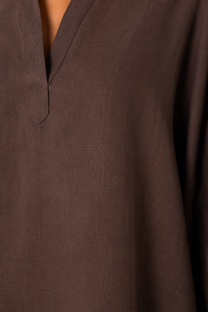 Blusa fluida de Vera Serrat y pantalón ancho para mujer, conjunto elegante y cómodo en tonos neutros.