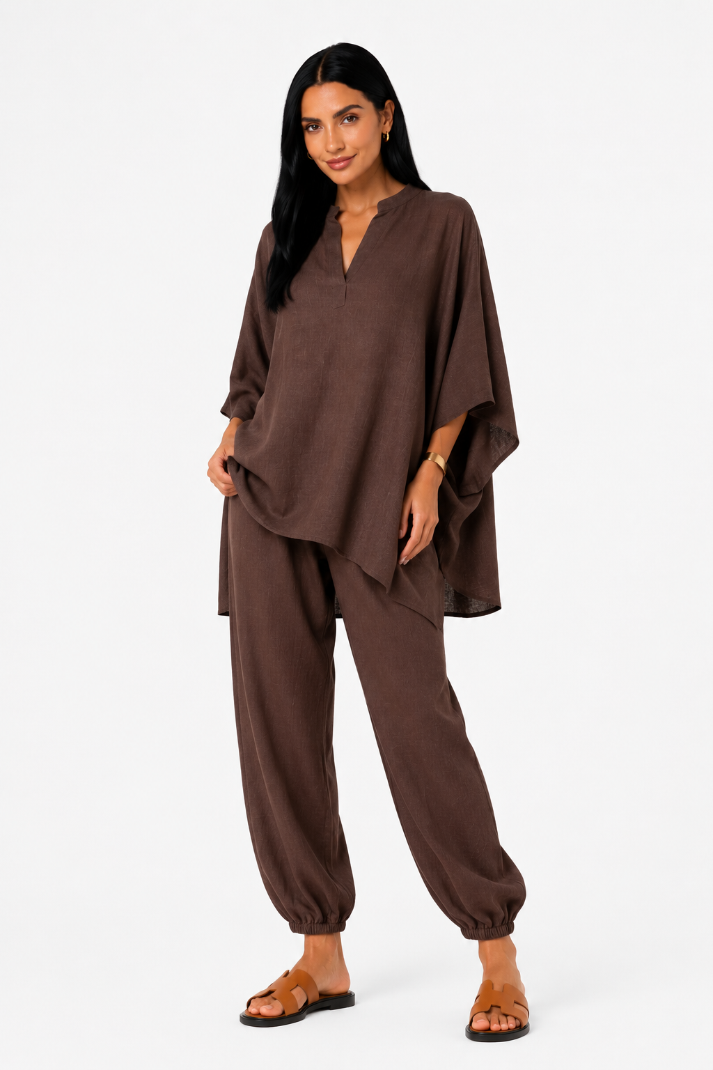 Blusa fluida y pantalón ancho para mujer de Vera Serrat, conjunto elegante en tonos neutros, ideal para el día a día.
