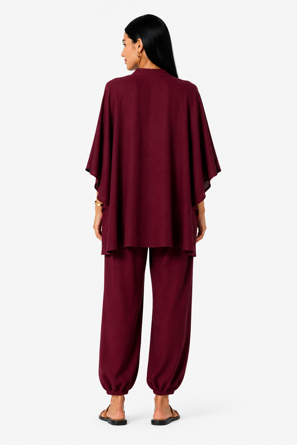 Conjunto de blusa fluida y pantalón ancho para mujer de Vera Serrat, en colores neutros y estilo elegante.