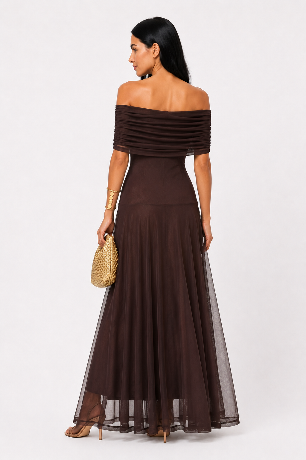 Vestido largo drapeado Emilia de Vera Serrat, en color suave, mostrando su diseño elegante y detalles de tela fluida.