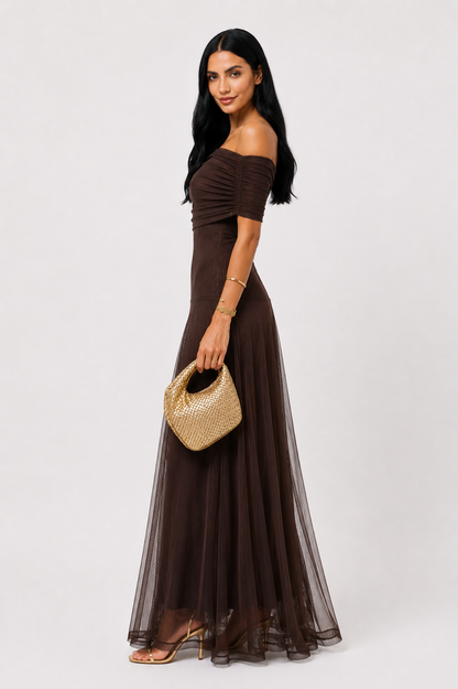 Vestido largo drapeado Emilia de Vera Serrat, en tela fluida y elegante, con diseño sofisticado y detalles en la parte superior.