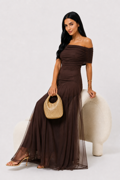 Vestido largo drapeado Emilia de Vera Serrat, en color oscuro, con detalles elegantes y estilo sofisticado para ocasiones especiales.