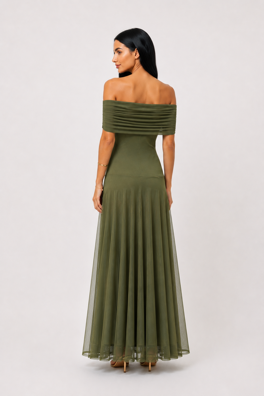 Vestido largo drapeado Emilia de Vera Serrat, en color neutro, con elegante diseño fluido y detalles sofisticados.