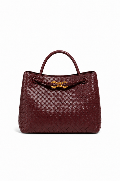 Bolso de uso diario tejido en color índigo de la marca Vera Serrat, con asa y diseño práctico.