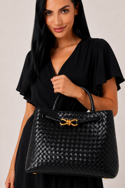 Bolso de uso diario de tejido índigo de la marca Vera Serrat, con asas y diseño práctico y elegante.