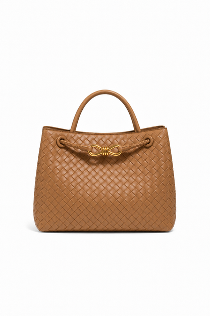 Sac de uso diario tejido en color índigo de la marca Vera Serrat, con detalles en materiales naturales y diseño práctico.
