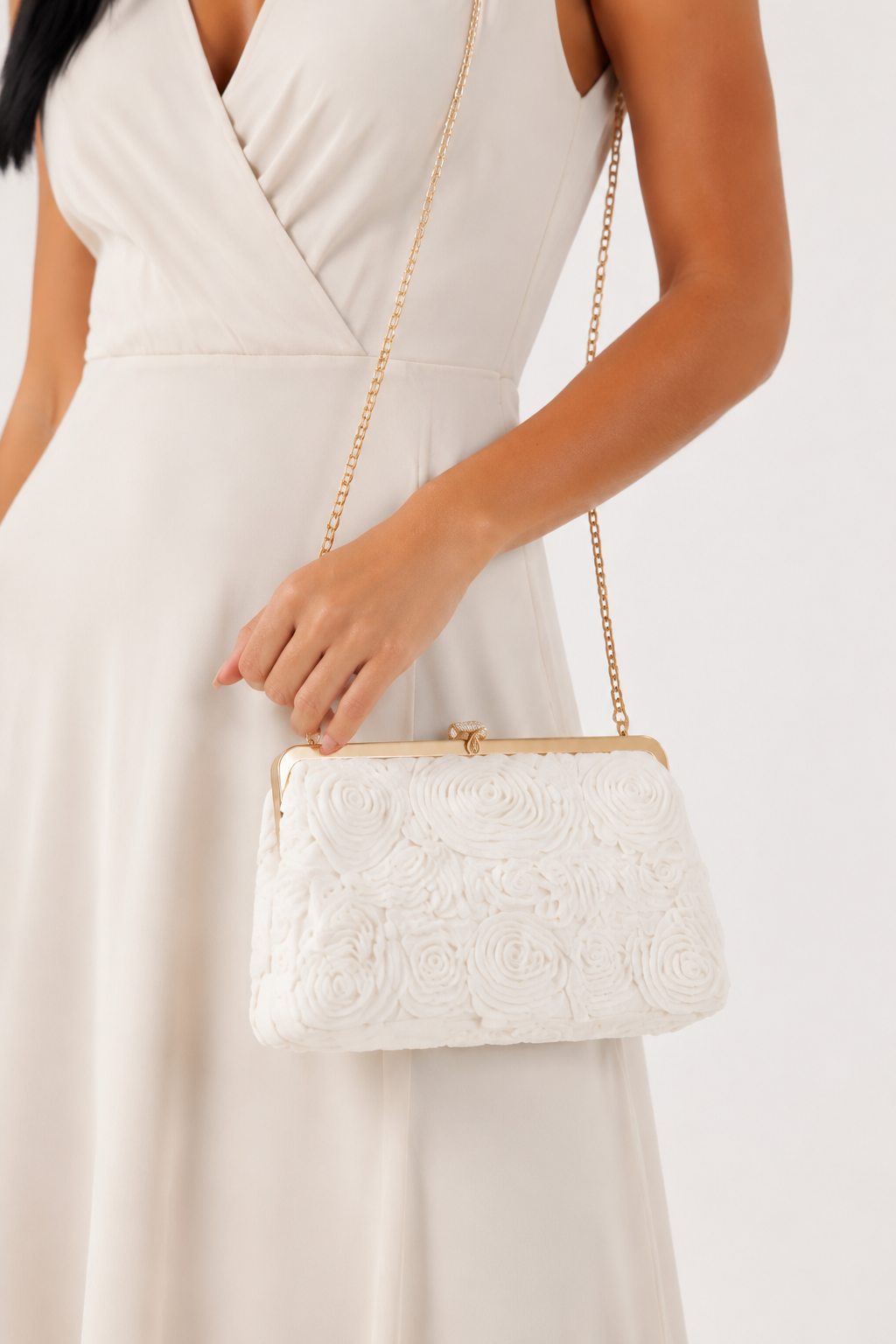 Bolso de mano elegante Vera Serrat Flora con diseño sofisticado y detalles en tonos neutros, ideal para ocasiones especiales.