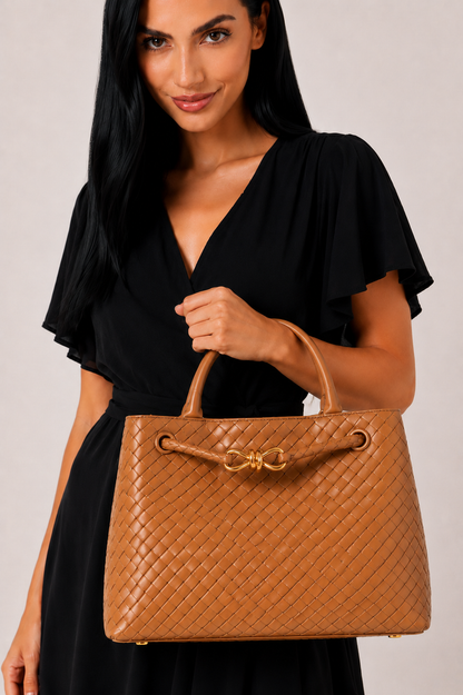 Bolso tejido de uso diario en color índigo de la marca Vera Serrat, con diseño práctico y estilo casual.