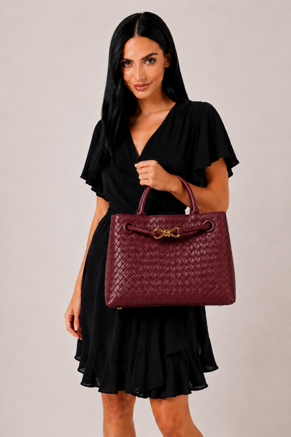 Bolso de tejido diario índigo de la marca Vera Serrat, con un diseño práctico y elegante para uso cotidiano.