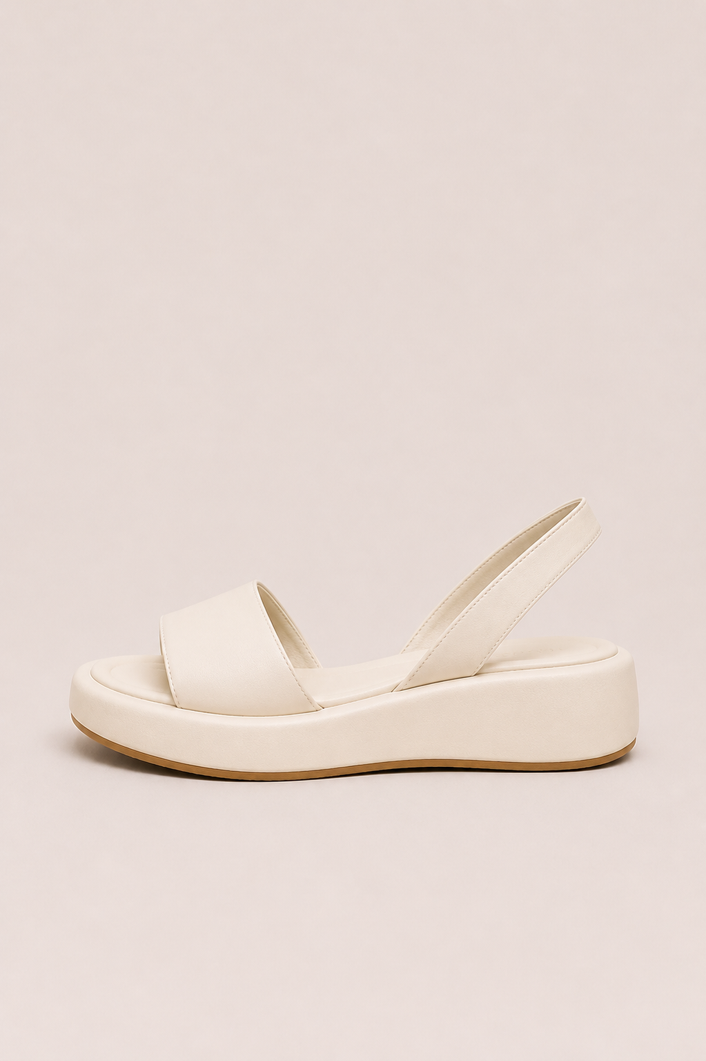 Sandalias abiertas y antideslizantes Isabelle de Vera Serrat, con tiras de piel y suela resistente para comodidad y seguridad.