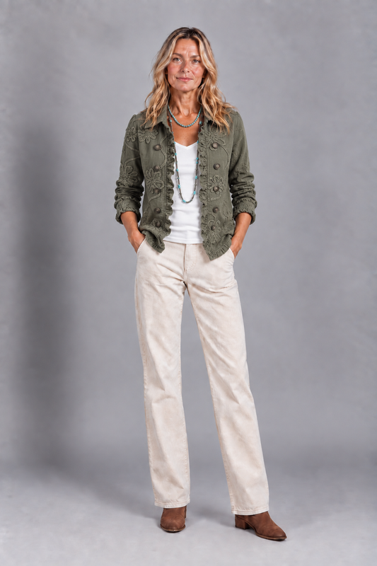 Chaqueta bohemia bordada con volantes de la marca De Mode Zussen, modelo Lucía, en colores vibrantes y diseño bohemio.