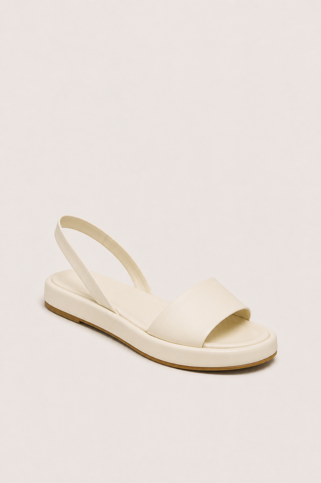 Sandalias abiertas y antideslizantes Vera Serrat Isabelle con diseño cómodo y elegante en color neutro.