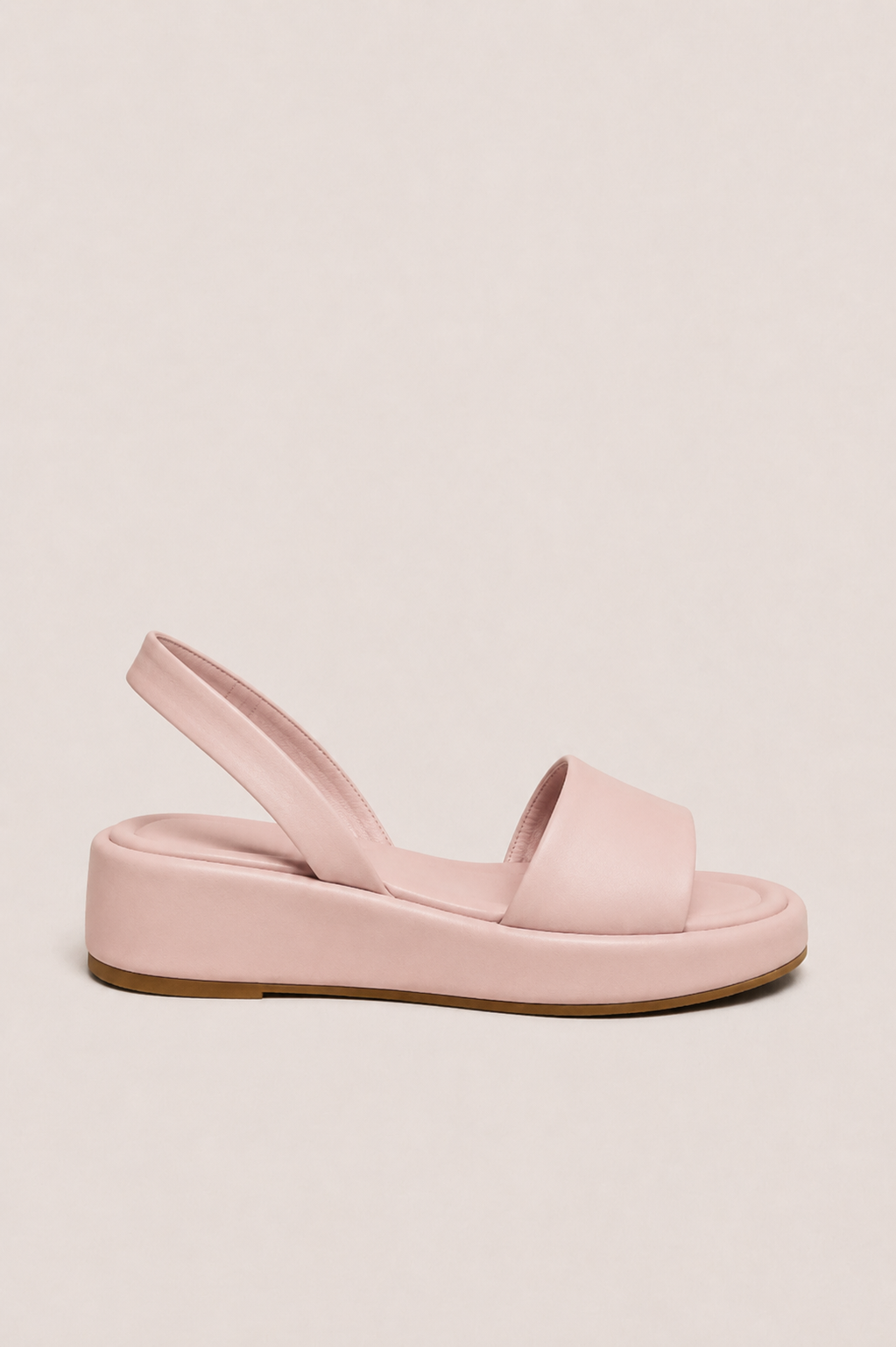 Sandalias abiertas y antideslizantes Isabelle de Vera Serrat, con suela ligera y diseño cómodo para el verano.