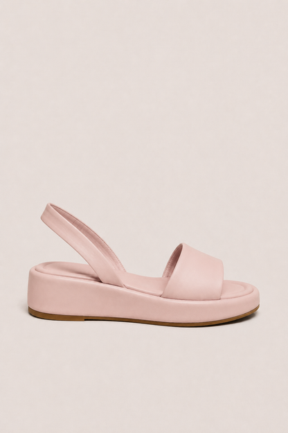 Sandalias abiertas y antideslizantes Isabelle de Vera Serrat, con suela ligera y diseño cómodo para el verano.