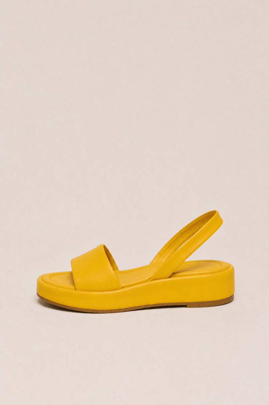 Sandalias abiertas y antideslizantes Vera Serrat Isabelle, diseño cómodo y moderno para mujer con suela antideslizante.