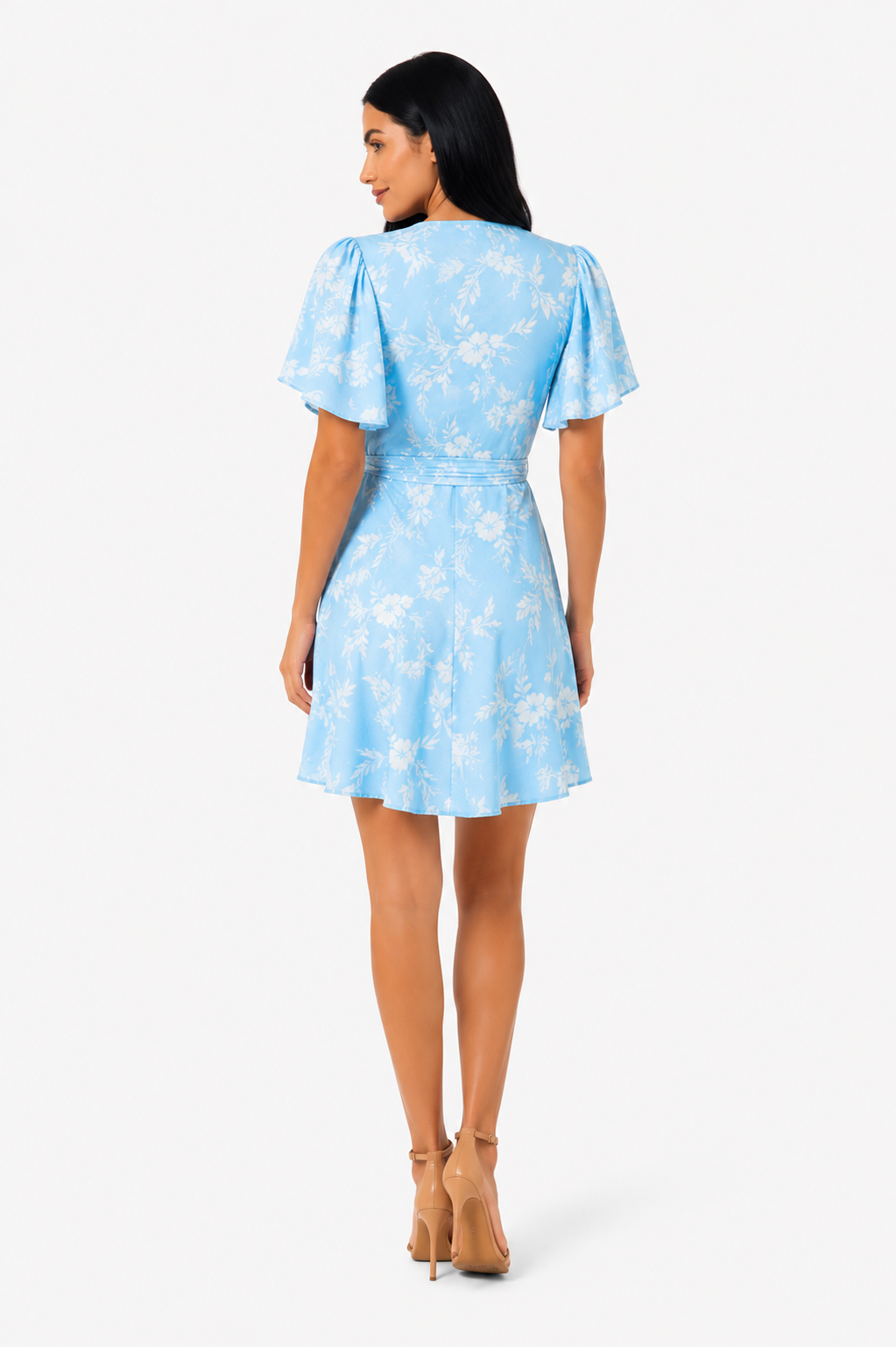 Vestido Serena de Vera Serrat, hecho de tela ligera y fluida, con detalles elegantes y corte femenino en color neutro.