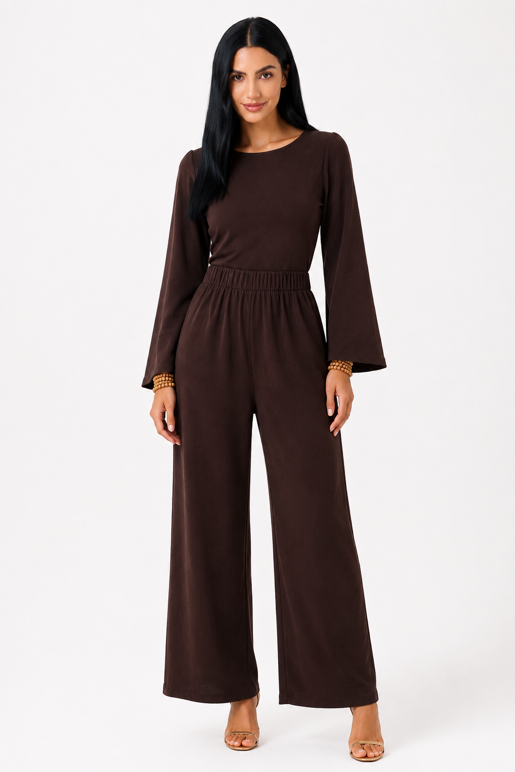 Conjunto de pantalón ancho y blusa de Vera Serrat, mostrando la prenda en tonos neutros y estilo elegante.