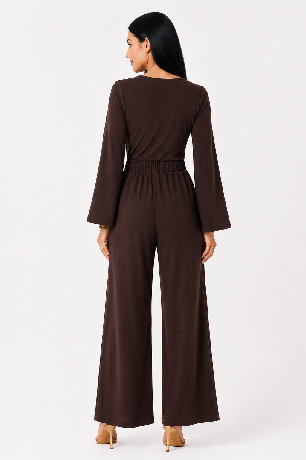 Conjunto de pantalón ancho y blusa de Vera Serrat, ropa de moda para mujer, en colores neutros y estilo cómodo.