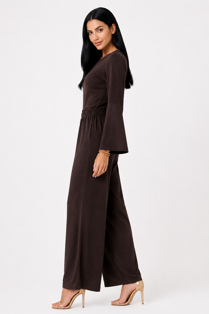 Conjunto de pantalón ancho y blusa de Vera Serrat, ropa de moda con pantalones amplios y blusa elegante en tonos neutros.