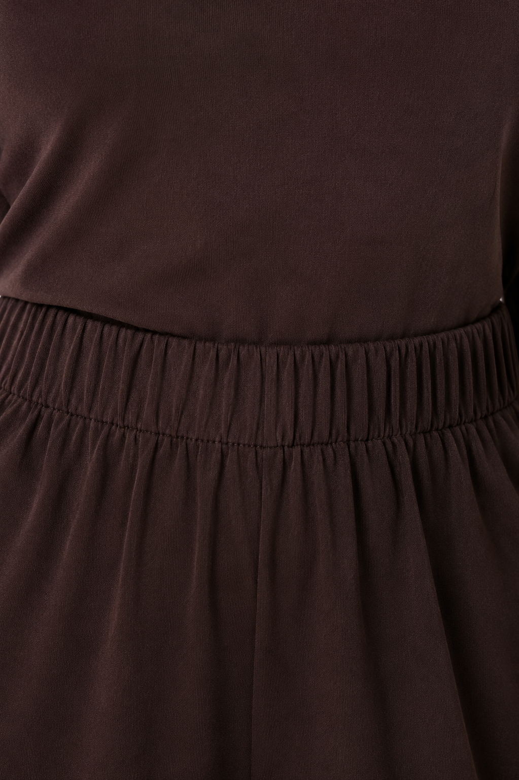 Conjunto de pantalón ancho y blusa de Vera Serrat, ropa de moda para mujer, en tonos neutros y estilo elegante.
