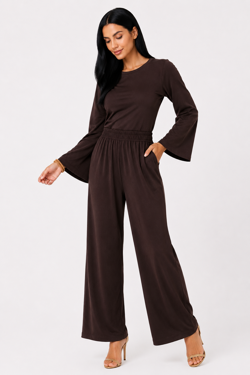 Conjunto de pantalón ancho y blusa de Vera Serrat, vista frontal con tela fluida y estilo moderno.