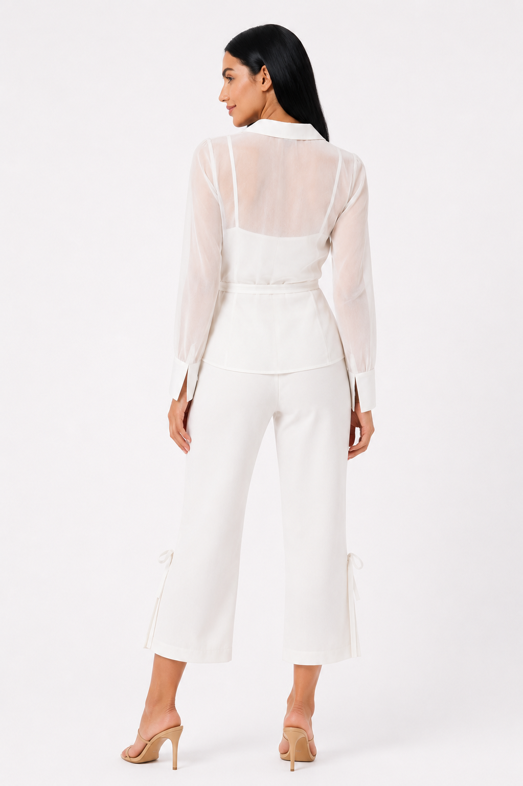 Camisa cruzada de organza Shn Frankie, top elegante con detalles transparentes y diseño moderno, en color neutro.