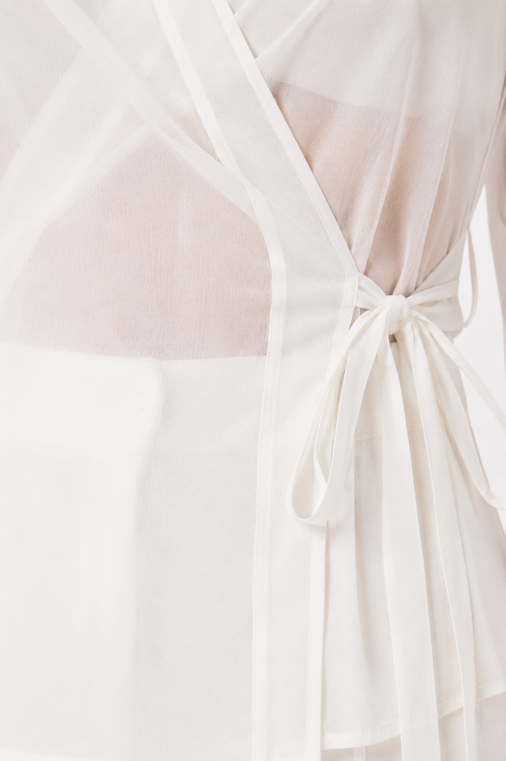 Camisa cruzada de organza gris de la marca Shn, estilo elegante y transparente, para looks sofisticados y modernos.