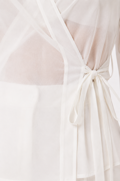 Camisa cruzada de organza gris de la marca Shn, estilo elegante y transparente, para looks sofisticados y modernos.
