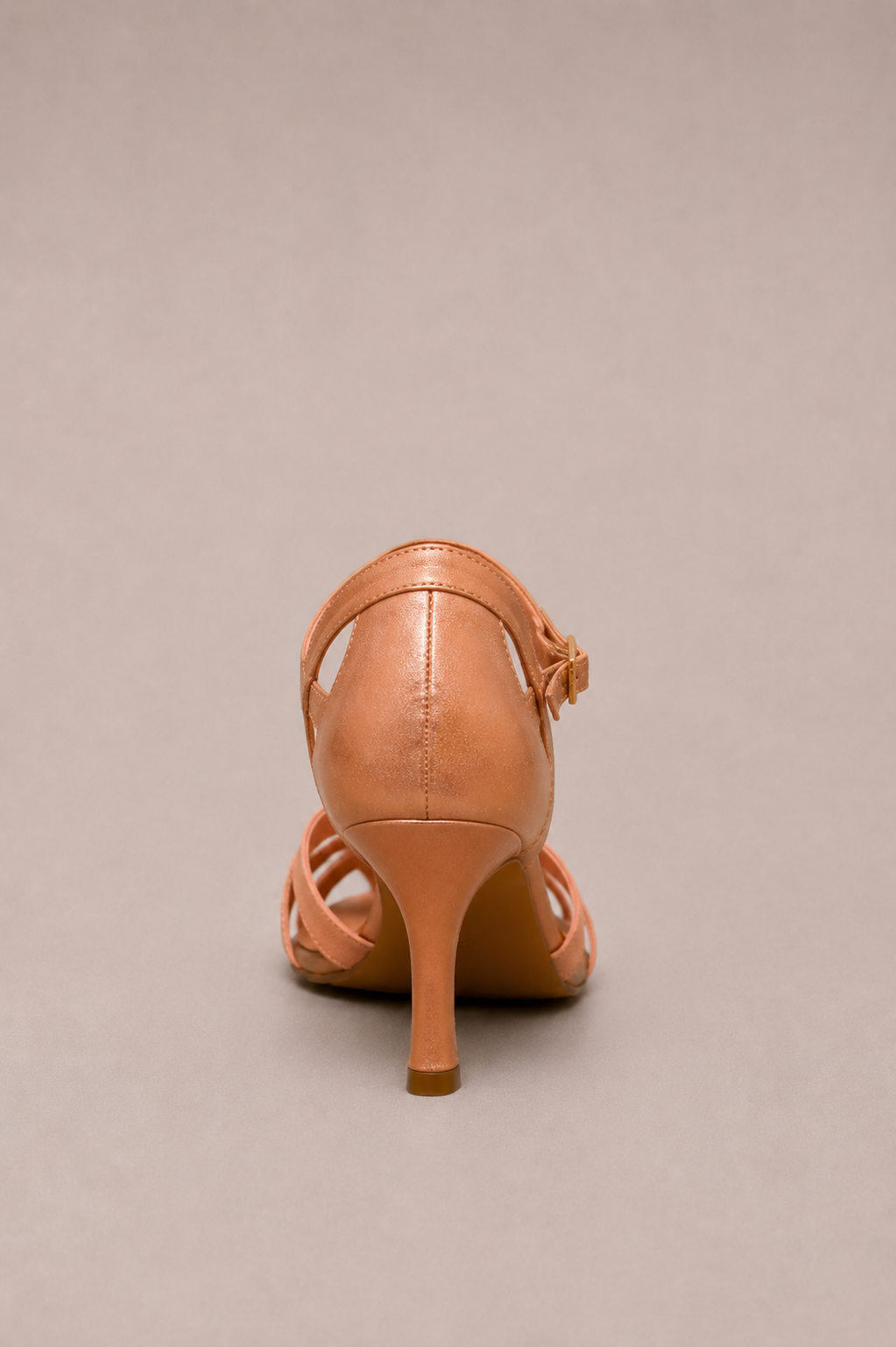 Tacones ortopédicos Vera Serrat con soporte y diseño cómodo, ideales para mayor confort y salud del pie.