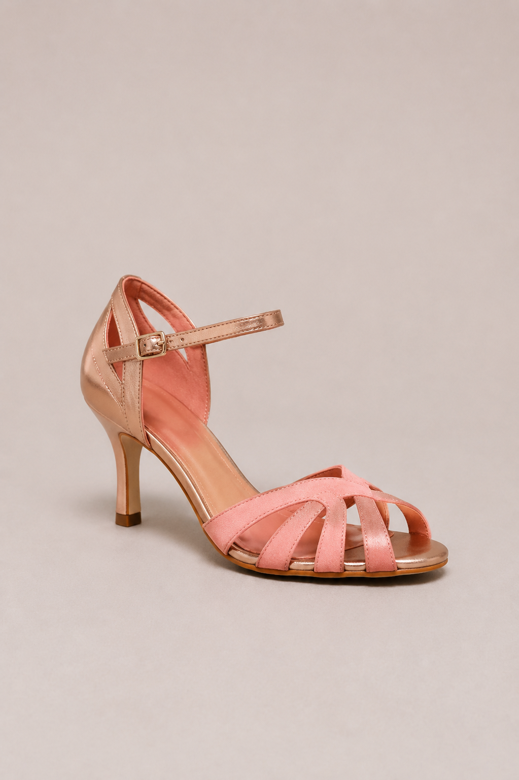 Tacones ortopédicos de la marca Vera Serrat, mostrando el diseño y estructura del calzado para comodidad y salud del pie.