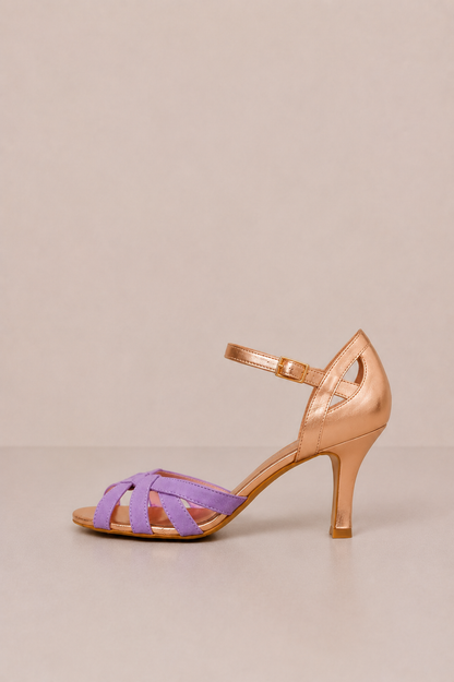 Tacones ortopédicos Vera Serrat, con soporte y diseño ergonómico, mostrados en primer plano en color neutro.