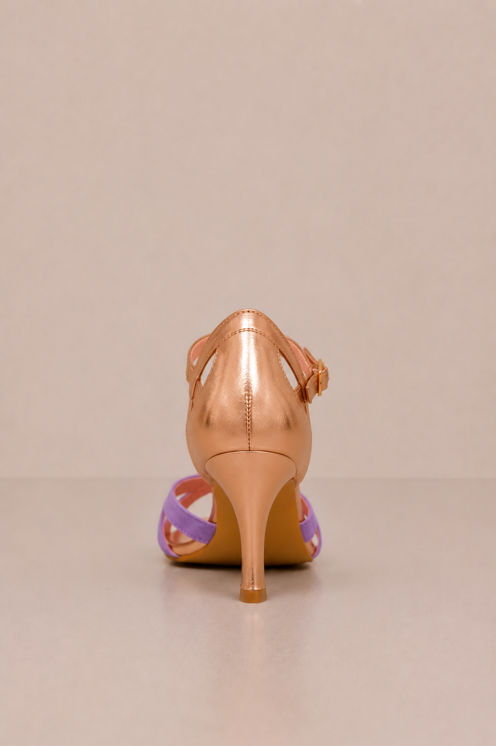 Tacones ortopédicos de la marca Vera Serrat, diseñados para comodidad y soporte, con detalles visibles en la imagen.