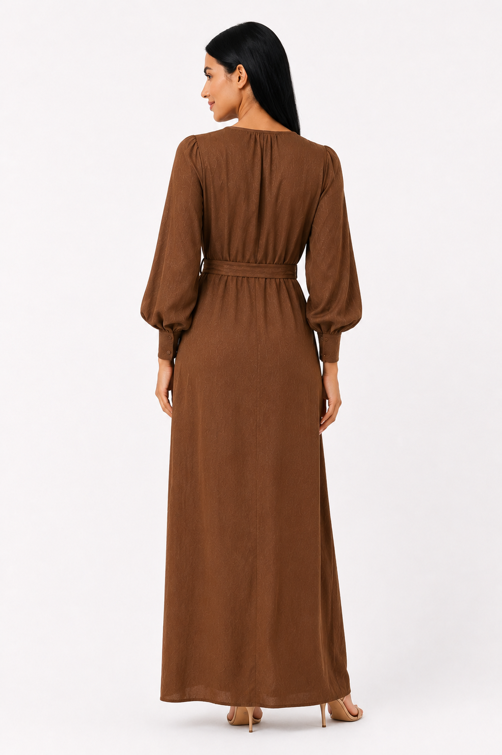 Vestido largo de lino con escote en V de la marca Fudon, mostrando el diseño elegante y cómodo del vestido.