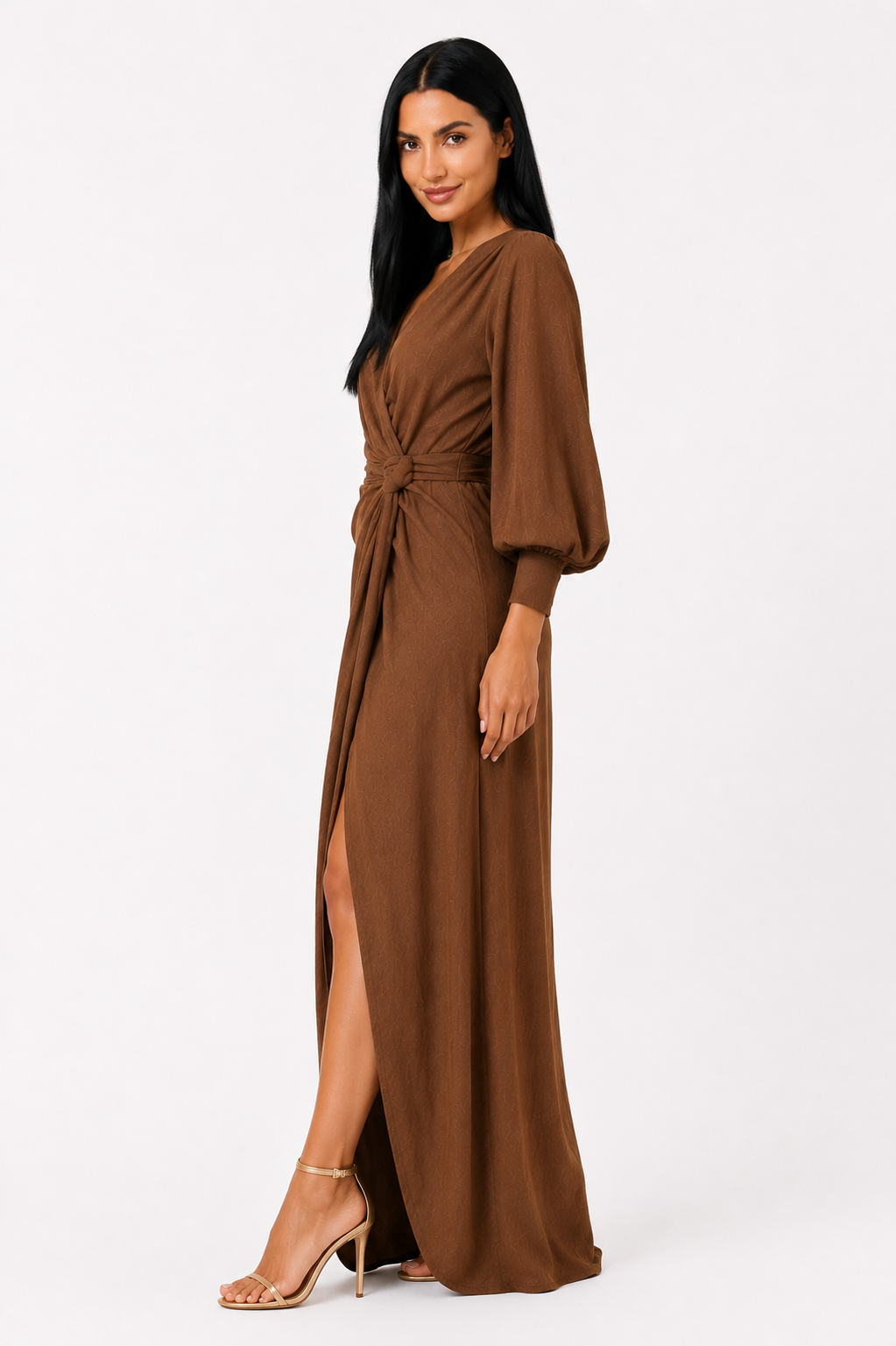 Vestido largo de lino con escote en V de la marca Fudon, visible en la imagen, ideal para ocasiones elegantes y casuales.