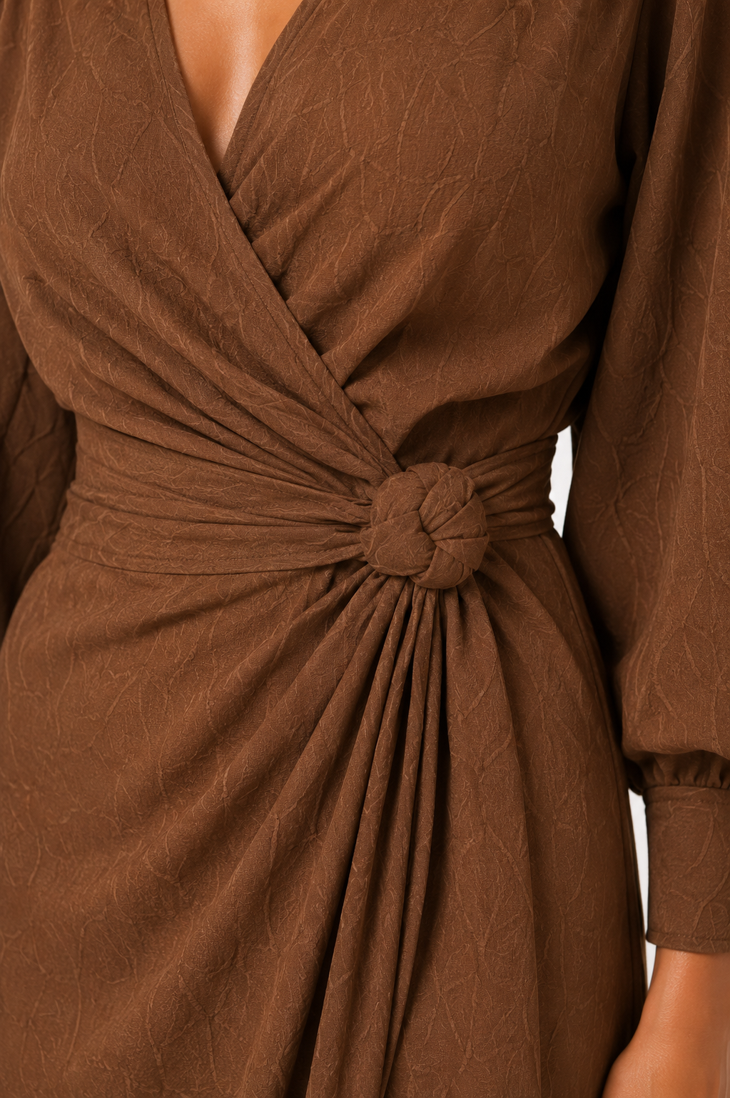 Vestido largo de lino con escote en V de la marca Fudon, mostrando su diseño elegante y cómodo en color claro.