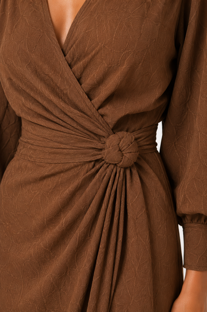 Vestido largo de lino con escote en V de la marca Fudon, mostrando su diseño elegante y cómodo en color claro.