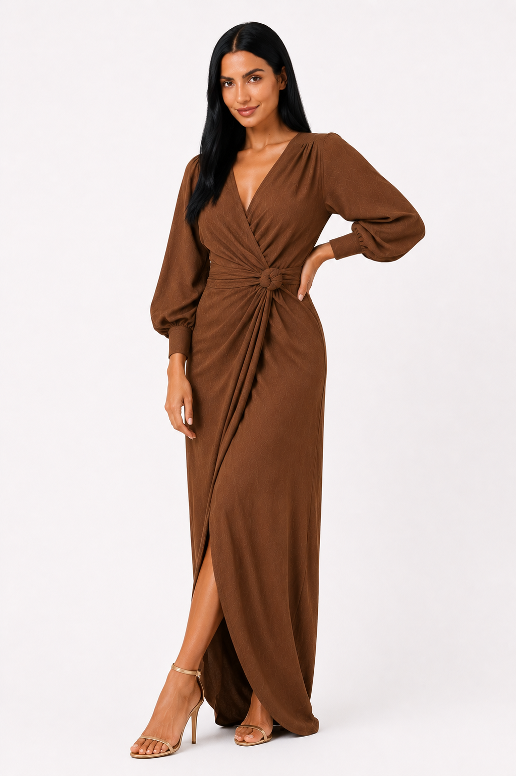 Vestido largo de lino con escote en V de la marca Fudon, mostrando su diseño ligero y elegante en color natural.