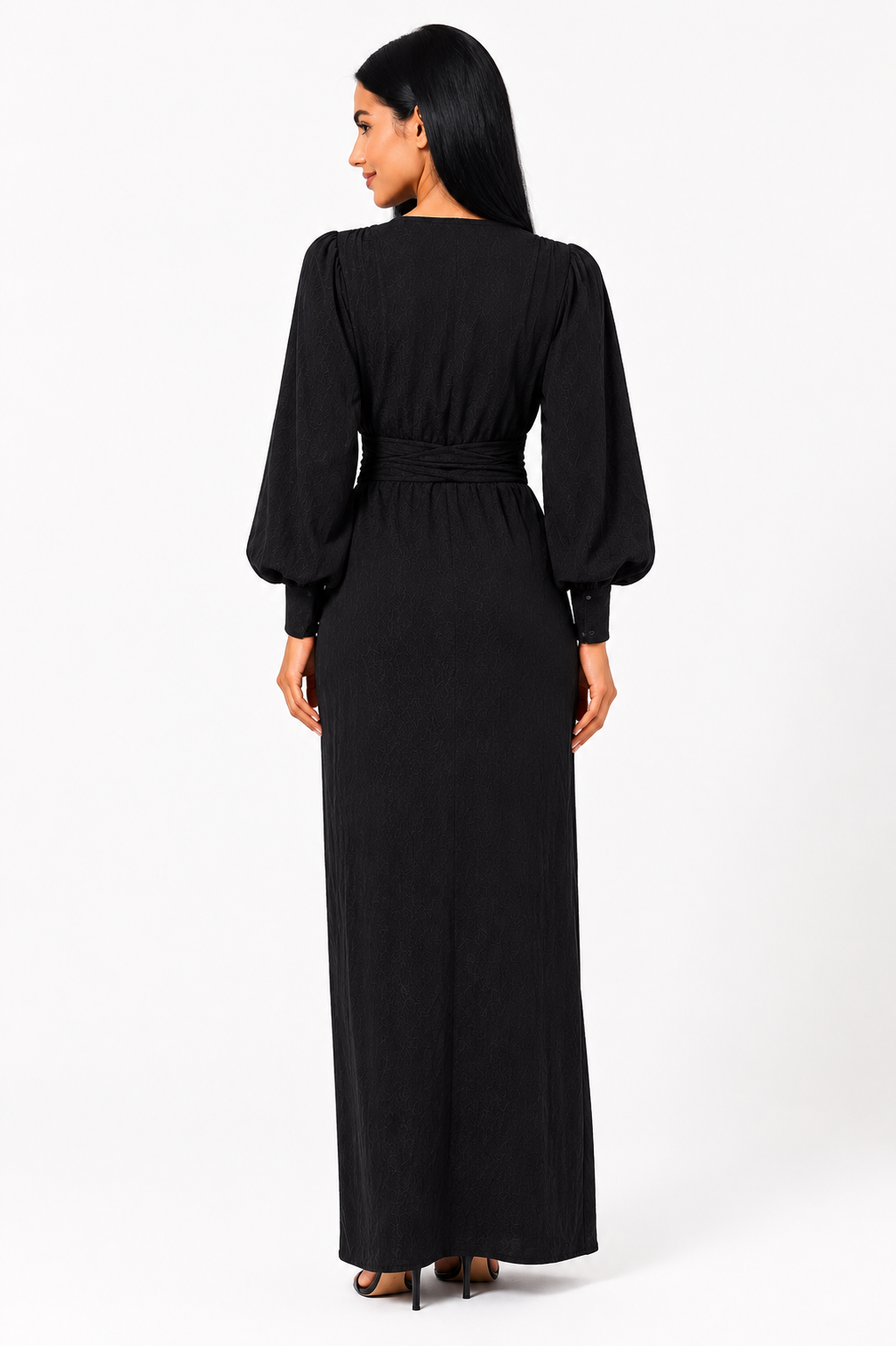 Vestido largo de lino con escote en V de la marca Fudon, mostrando su diseño ligero y elegante.